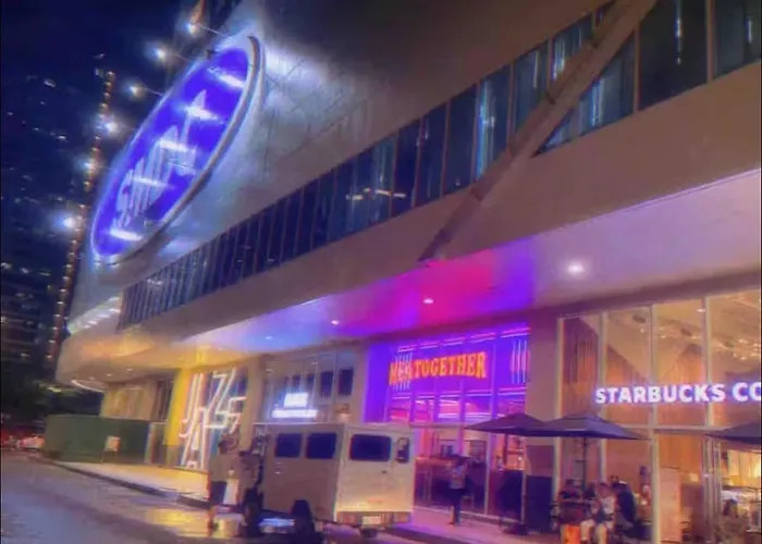 شقة High Rise Haven In Makati With Balcony And View
