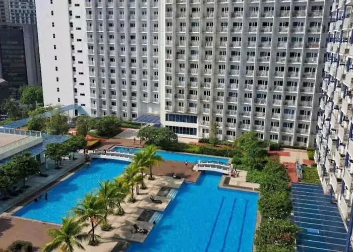 High Rise Haven In Makati With Balcony And View