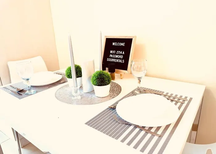 High Rise Haven In Makati With Balcony And View شقة