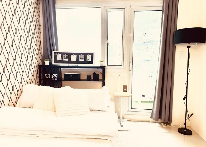 شقة High Rise Haven In Makati With Balcony And View