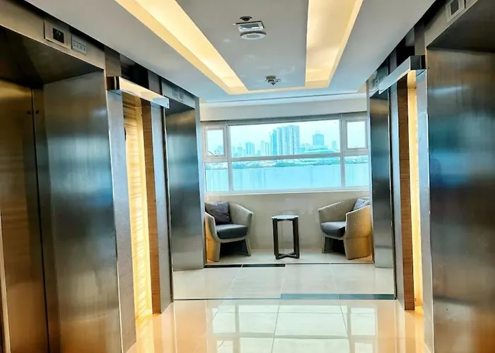 High Rise Haven In Makati With Balcony And View