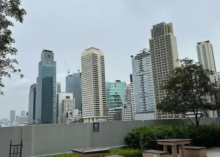 شقة High Rise Haven In Makati With Balcony And View *