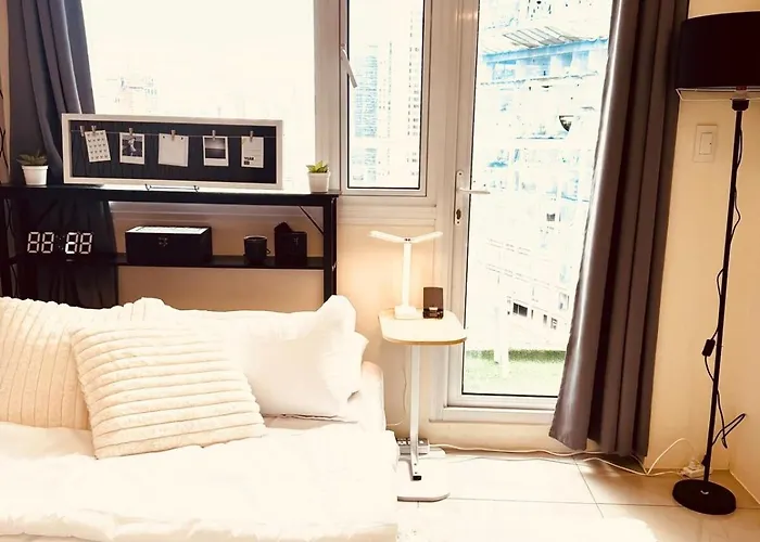 شقة High Rise Haven In Makati With Balcony And View *