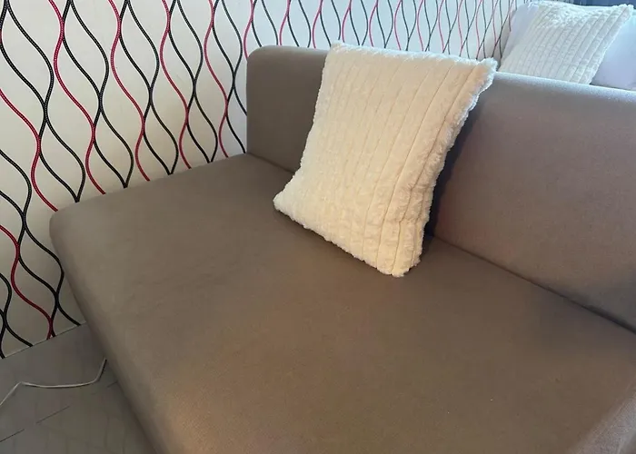 High Rise Haven In Makati With Balcony And View *