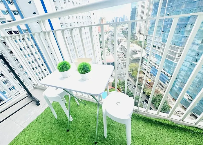 High Rise Haven In Makati With Balcony And View مانيلا